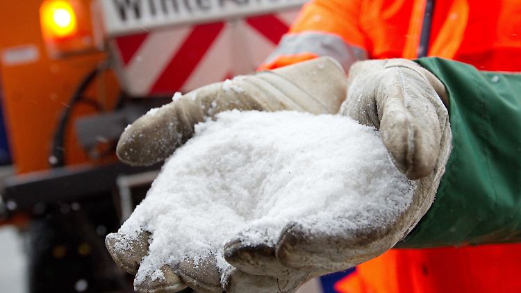 In den Gemeinden darf der Winterdienst geregelte Mengen Salz streuen. Für Bürger gelten dagegen lokale Streuverbote. 
