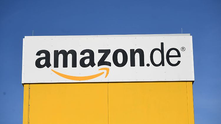 Amazon Logo am Logistikzentrum Pforzheim.