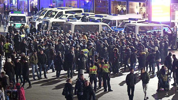 Die Lage am Kölner Hauptbahnhof blieb zu Silvester wohl vor allem wegen der massiven Polizeipräsenz weitgehend ruhig.