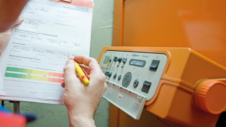 Seit Beginn des Jahres sind die bevollmächtigen Bezirksschornsteinfeger verpflichtet, im Anschluss an die Feuerstättenschau den Heizkessel mit einem Label zu versehen.