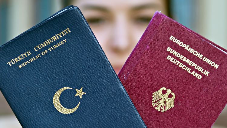 Der Doppelpass-Beschluss ist Angela Merkel ein Dorn im Auge.