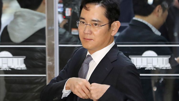 Der Vize- Chef des Smartphone- Marktführers Samsung, Lee Jae Yong, soll in einen Korruptionsskandal verwickelt sein.