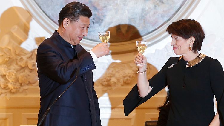 Der chinesische Präsident Xi Jinping (hier mit der Bundespräsidentin der Schweiz, Doris Leuthard) wird die Eröffnungsrede in Davos halten.
