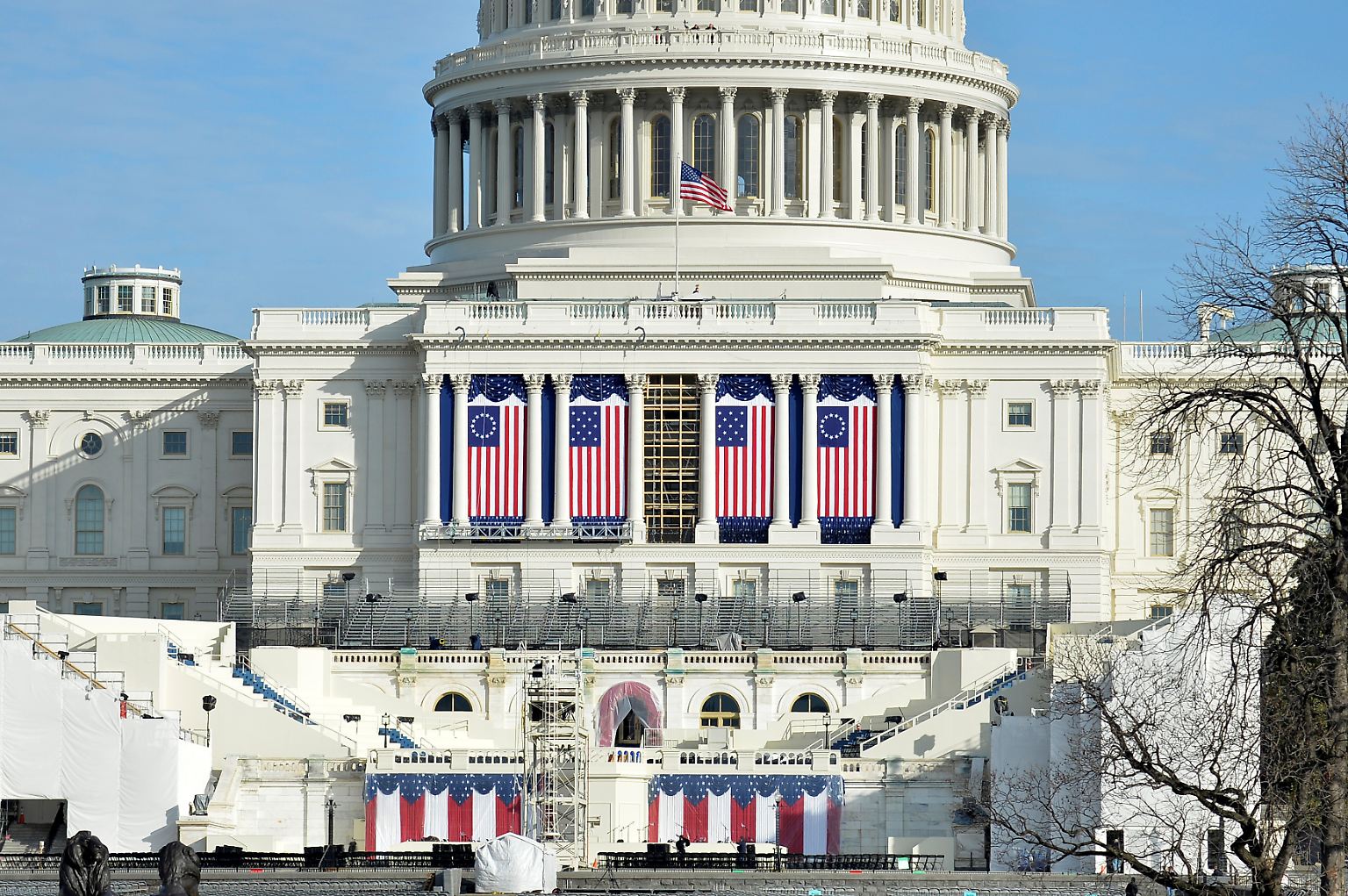 Vor dem Kapitol in Washington sind die Vorbereitungen abgeschlossen. Donald Trump wird am 20. Januar 2017 als 45. Präsident der Vereinigten Staaten vereidigt. Seine Inauguration steht in einer langen Tradition.