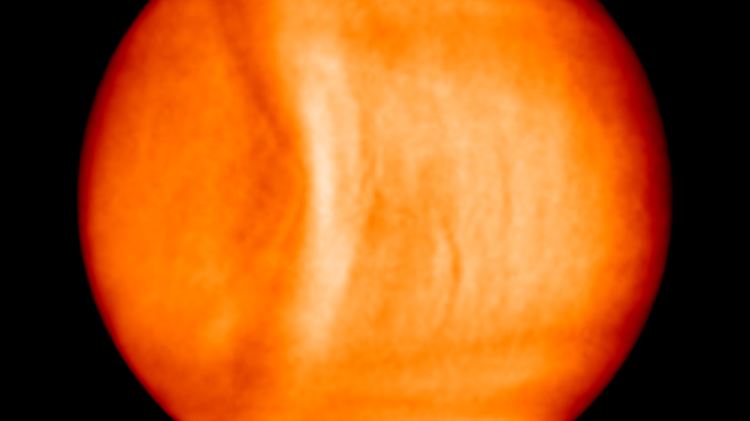 Ein heißer Bogen von rund 10.000 Kilometer Länge erstreckt sich in der Venus-Atmosphäre.