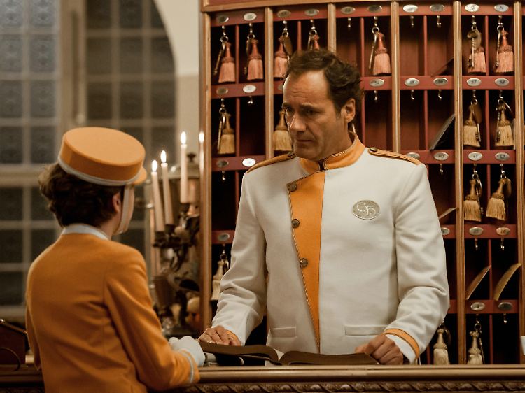 Der alte und der neue Timm begegnen sich: Thomas "Tommi" Ohrner spielt in der Neuverfilmung einen Concierge.