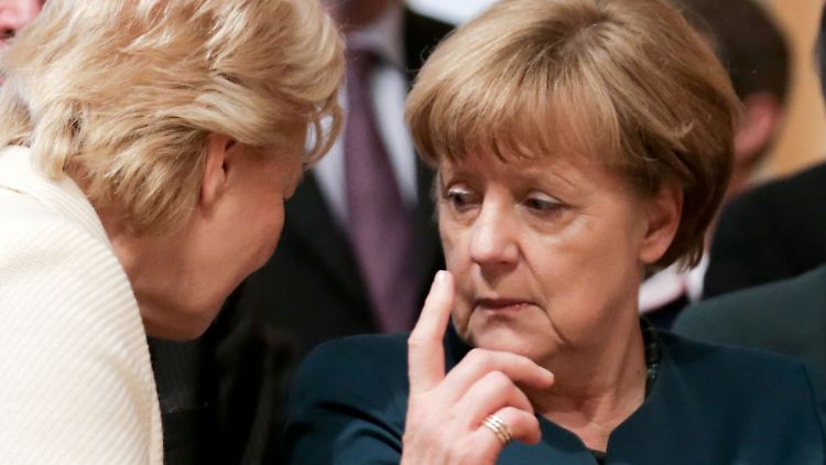 Erika Steinbach (l.) mit der Kanzlerin: Seit 1990 sitzt sie für die CDU im Bundestag. Von 1998 bis 2014 war sie Präsidentin des Bundes der Vertriebenen, aktuell ist sie Sprecherin für Menschenrechte und und humanitäre Hilfe der Unionsfraktion.
