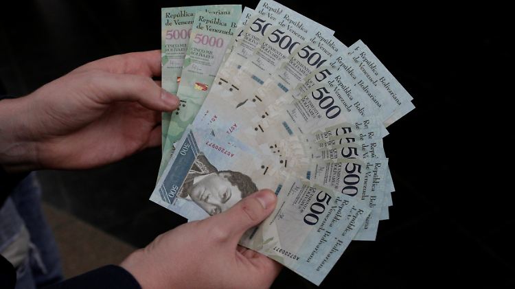 500er und 5000er-Scheine. Der größte Schein ist nun 20.000 Bolívares wert.