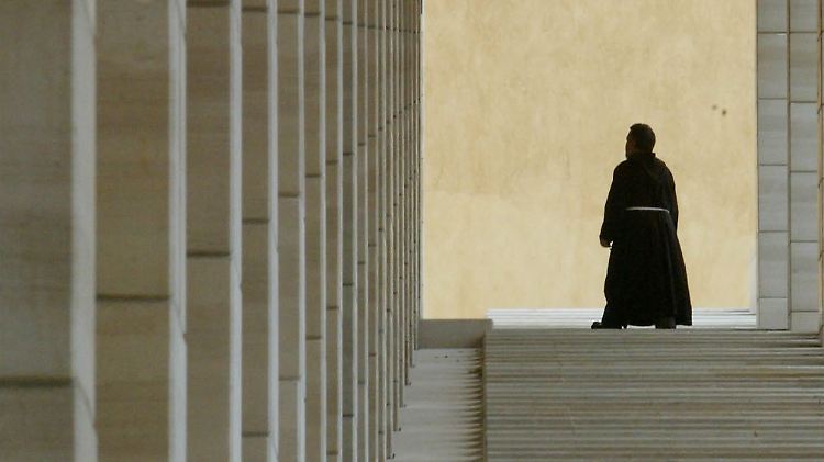 Mönch muss der Bewerber nicht gleich werden, aber für die Pilger da sein sollte er schon.