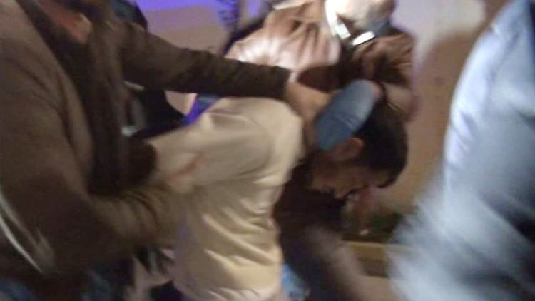 Polizisten führen einen Verdächtigen ab, der im Verdacht steht, ein Komplize von Mascharipow zu sein.