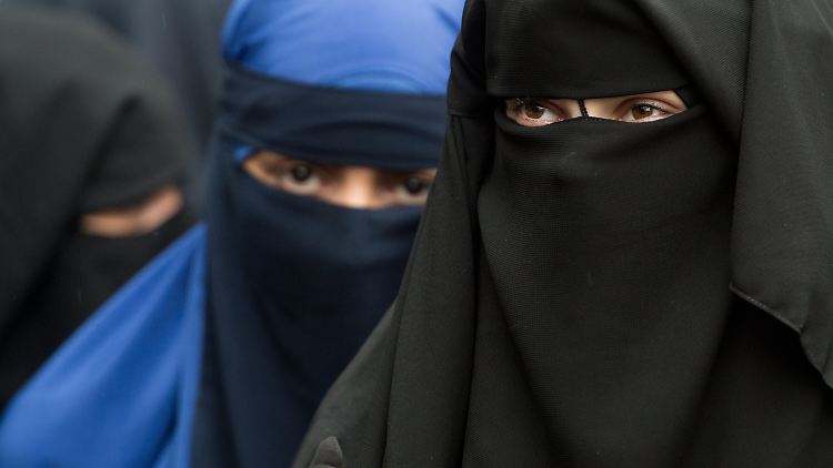 Eine Schülerin in Niedersachsen trägt Nikab und sorgt damit für politische Diskussionen.