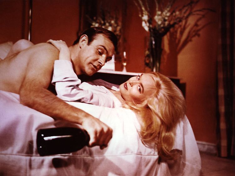 Sean Connery und Honor Blackman 1964 in "Goldfinger": Trinken im Bett geht noch, die "Zigarette danach" ist schlimmer.
