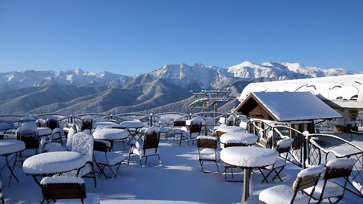 Blick auf Zakopanes verschneites Skigebiet.