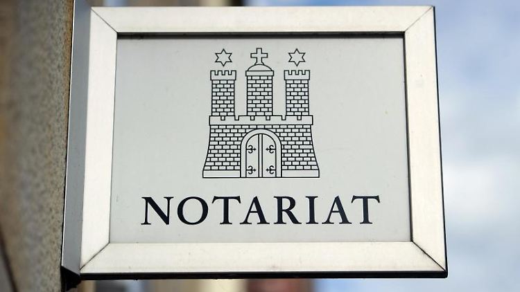 Wer eine über den Tod hinausreichende Vollmacht erstellen möchte, sollte sie vorerst sicherheitshalber von einem Notar beglaubigen lassen.