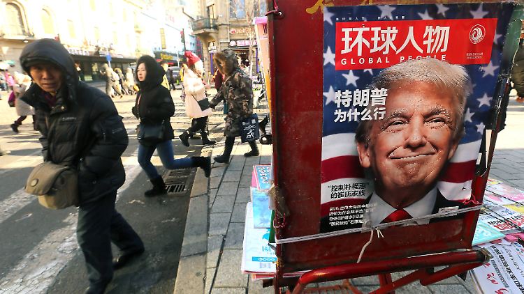 Trumps Konferfei auf einem Plakat in Peking.