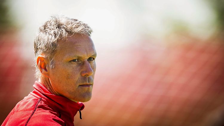 "Der Schiedsrichter pfeift, dann läuft der Spieler aus 25 Metern auf den Torwart zu": Marco van Basten.