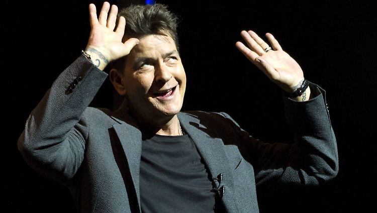 Charlie Sheen entschuldigt sich nicht häufig. Für Rihanna macht er eine Ausnahme.
