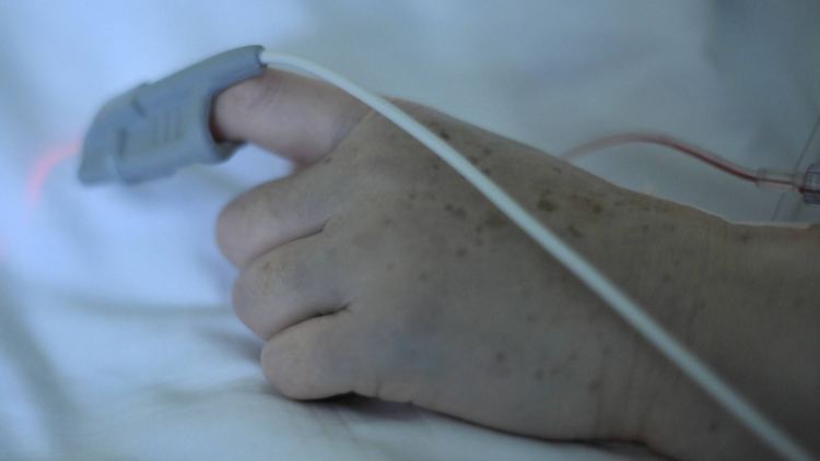Wer im Ernstfall keine lebensverlängernden Maßnahmen wünscht, sollte mit einer Patientenverfügung vorsorgen.