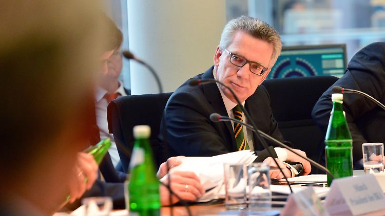 Bundesinnenminister Thomas de Maizière im Innenausschuss des Bundestags.