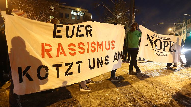 Proteste am Ballhaus Watzke in Dresden, wo Björn Höcke am Dienstagabend aufgetreten war.