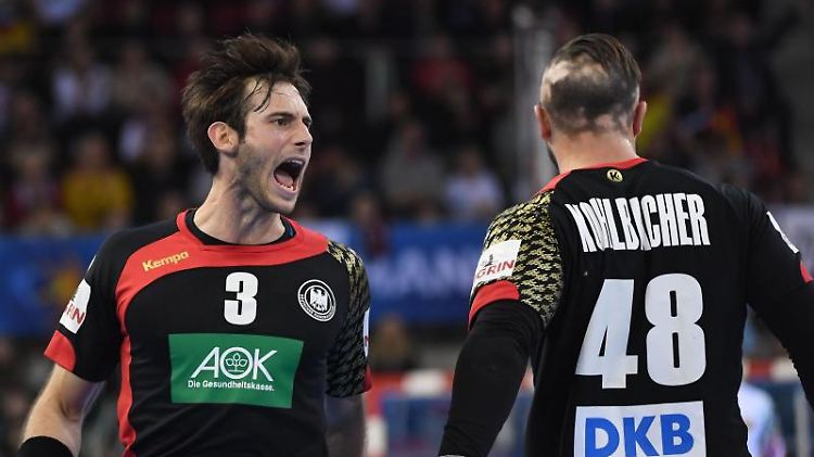Wer hart arbeitet, wird belohnt: Uwe Gensheimer und Jannik Kohlbacher.