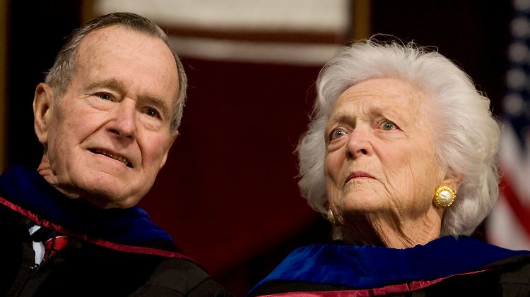 Ein Bild aus besseren Zeiten: George H.W. Bush und seine Frau Barbara bei einer College-Zeremonie.