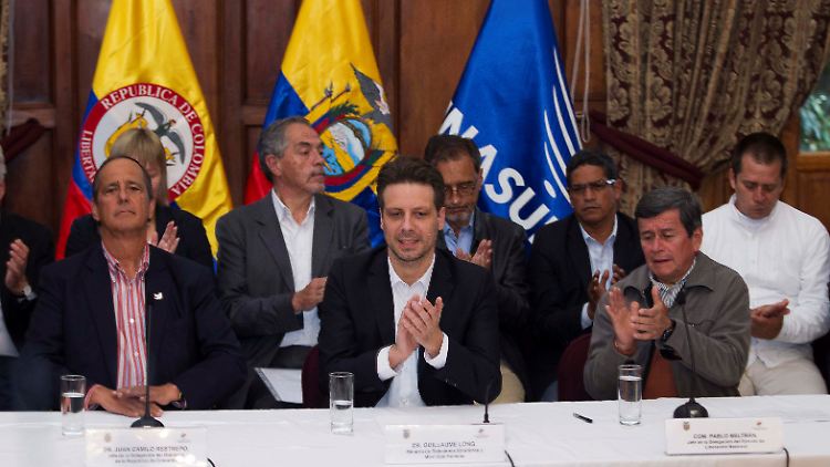 Kolumbiens Verhandlungsführer Juan Camilo Restrepo. der ecuadorianische Außenminister Guillaume Long und Pablo Beltran von der ELN. (vorne, links nach rechts)