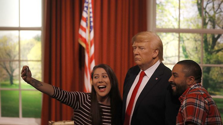 Mitarbeiter des Wachsfigurenkabinetts Madame Tussauds in London zeigen schon mal, wie ein Selfie mit der Wachsfigur von Donald Trump aussehen könnte.