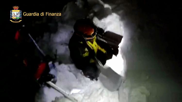 Das von Rettungskräften veröffentliche Videostandbild zeigt Retter, die sich durch den Schnee den Weg ins Innere des Hotels "Rigopiano" schaufeln.