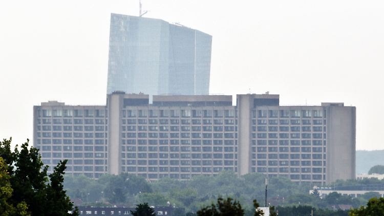 Im Schatten des EZB-Turm: In der Bundesbankzentrale hätte man sich einen Ausstieg aus der ultralockeren Geldpolitik gewünscht. Doch die EZB schaut auch auf die anderen Euro-Länder.