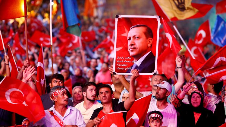 Der türkische Präsident Erdogan kann bei seiner "Säuberung"  auf die Unterstützung vieler fanatischer Anhänger setzen.