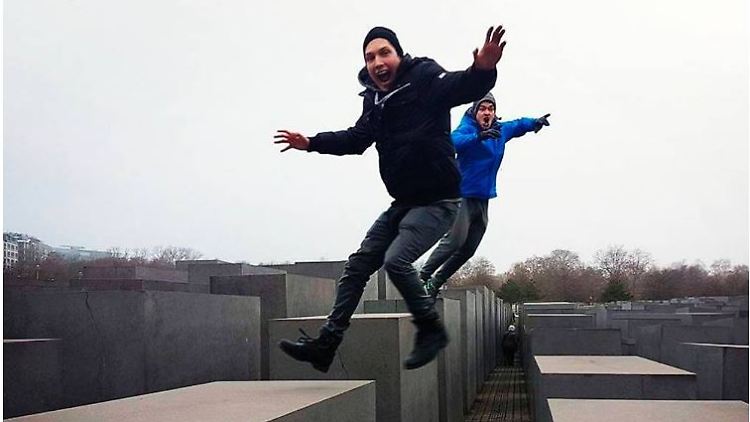Diese jungen Männer hinterließen den völlig gedankenlosen Kommentar "Auf toten Juden rumspringen".