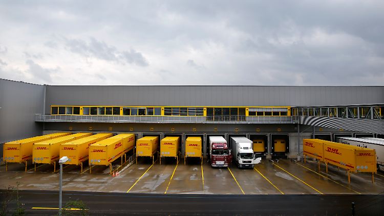 Bislang koordiniert Amazon seine Logistik hierzulande über DHL. Langfristig könnte sich das ändern.