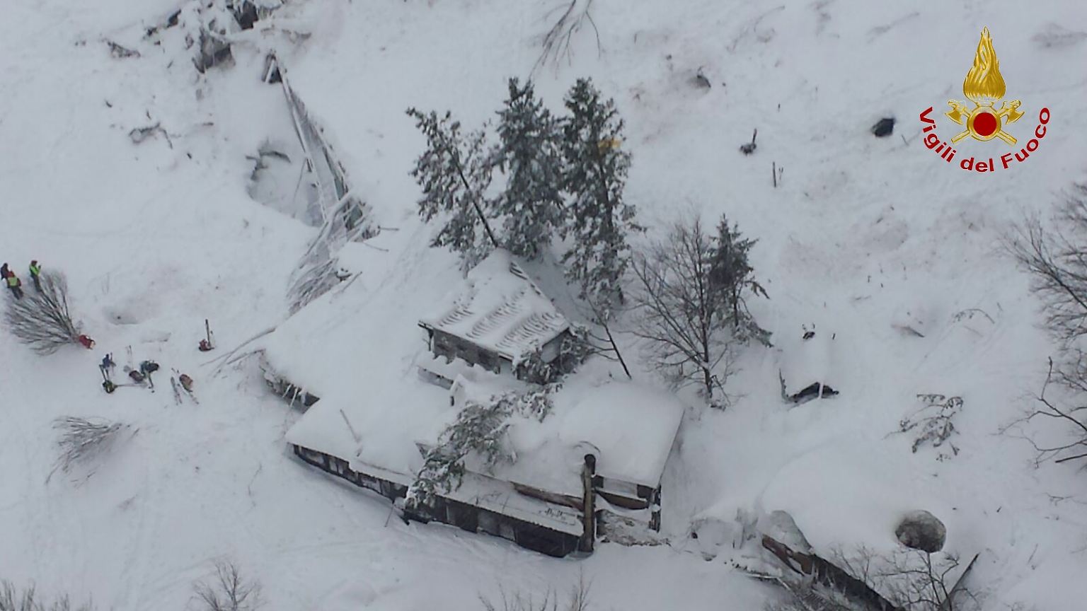 Am 18. Januar geht eine gewaltige Lawine in der Abruzzen-Gemeinde Farindola ab und verschüttet das Hotel Rigopiano.