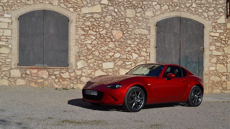 Mit dem MX-5 RF will Mazda die etwas anspruchsvollere Kundschaft in den Bann ziehen.