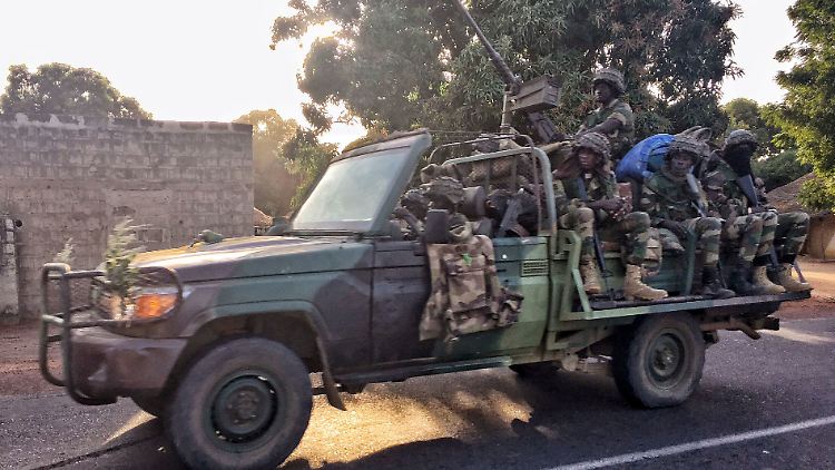 Senegalesische Soldaten auf dem Weg nach Gambia.