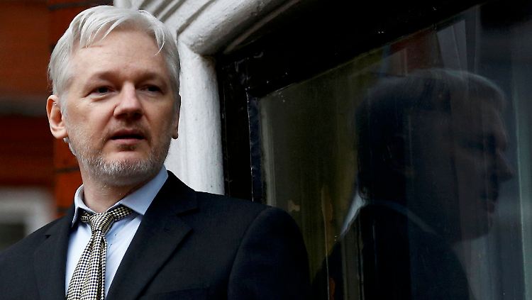 Assange lebt derzeit in der Botschaft Ecuadors in London.