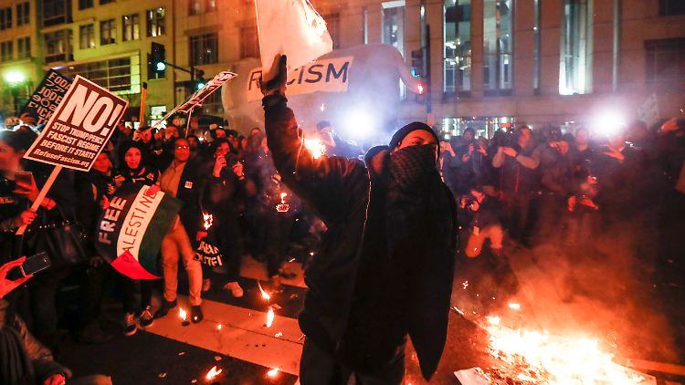 Demonstranten vor dem National Press Building in Washington, D.C.
