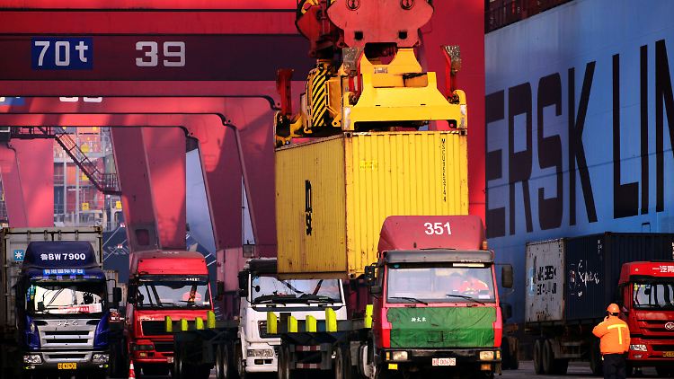 China exportiert weniger Waren - auch aus dem Hafen von Qingdao in der östlichen Shandong-Provinz.