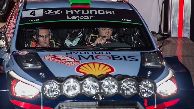 Paddon vor dem Start zu der Wertungsprüfung in Monte Carlo.