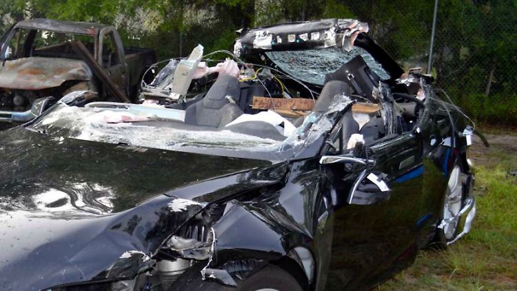 Der Tesla nach dem Crash in den USA.