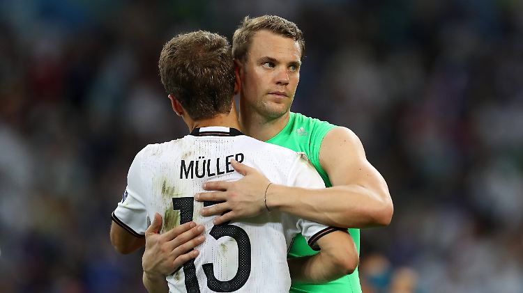 Das wird eng: Im Jahr 2024 ist Manuel Neuer 37, Thomas Müller 34 Jahre alt. Aber vielleicht klappt's ja.
