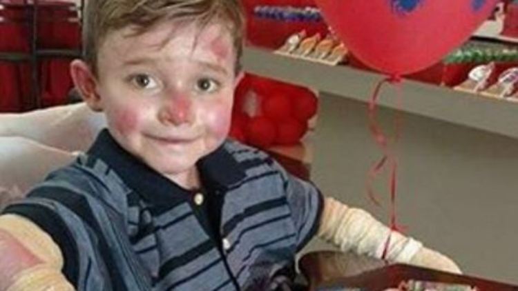 Den kleinen Jungen im Rollstuhl gibt es zwar wirklich, er heißt Lucas Costa und leidet an einer Hautkrankheit - aber alles andere ist erlogen.