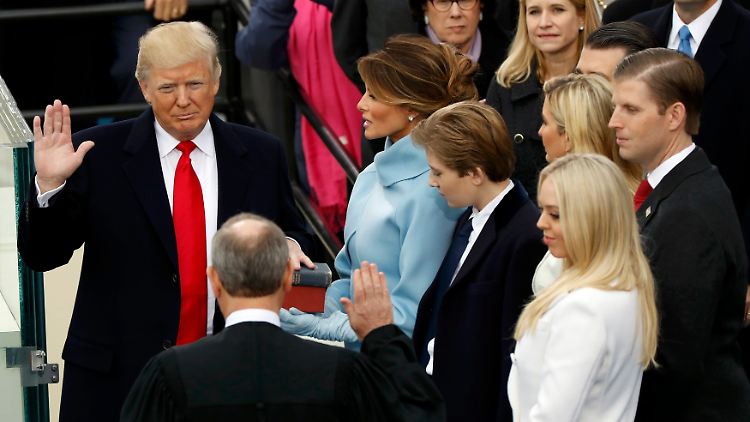 Trump legt seinen Amtseid ab. Eine Hand liegt auf der Bibel, die schon Abraham Lincoln für seine Inauguration nutzte.