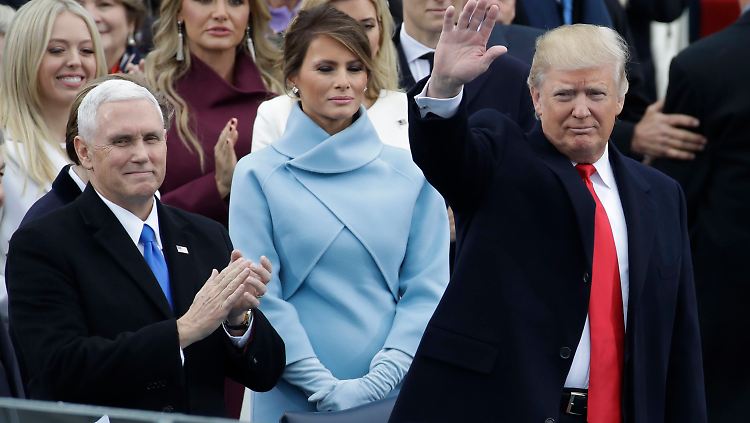 Die Frau an seiner Seite: Melania Trump (in hellblau) auf der großen Tribüne zur Amtseinführung von Donald Trump.