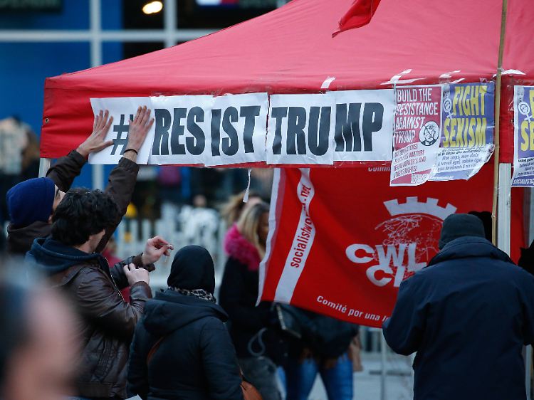 "Leistet Widerstand gegen Trump": In Brüssel wenden sich Demonstranten gegen Sexismus à la Trump.