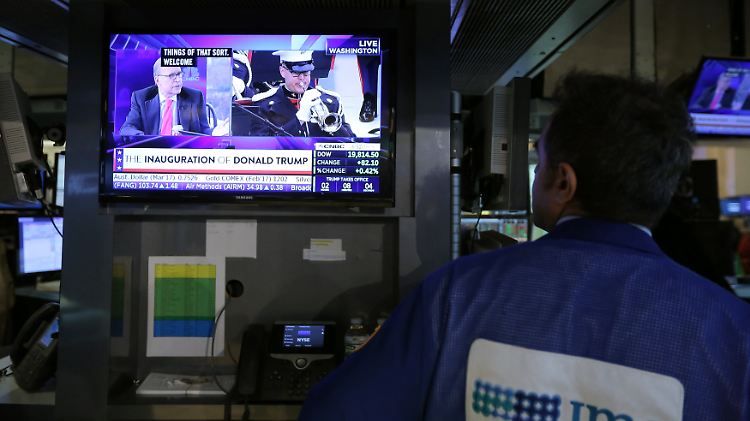 Neuer Mann an der Spitze der Wirtschaftsmacht USA: An der New Yorker Börse verfolgen Händler die Amtseinführung von Donald Trump.
