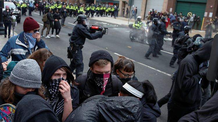 Randale in in der US-Hauptstadt: Die Polizei geht mit Pfefferspray und Schlagstöcken gegen teils vermummte Trump-Gegner vor.