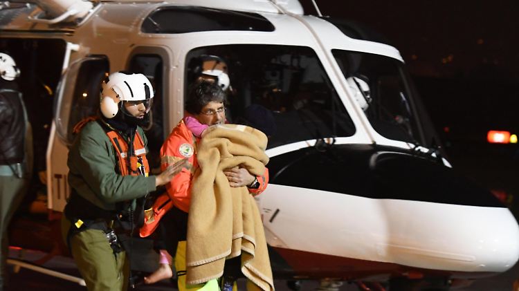 Bereits am Freitagabend konnten Helfer vier Kinder und eine Frau aus dem zugeschütteten Hotel retten. 
