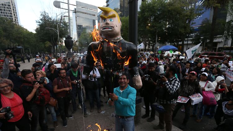 In Mexiko-Stadt verbrennen Demonstranten eine Trump-Puppe.